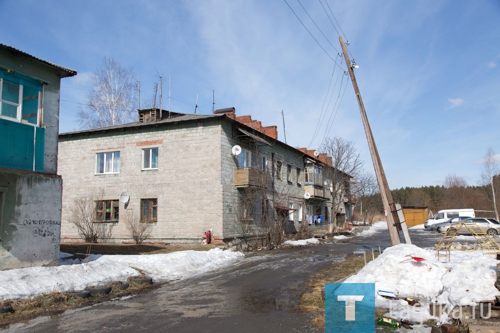 Дома №138 и 140 на улице Садоводов находятся недалеко от центра Нижнего Тагила: на машине можно добраться менее чем за десять минут. На этом преимущества заканчиваются.