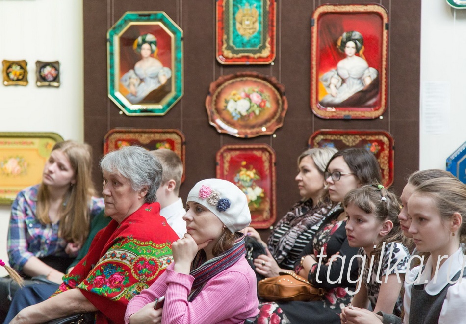 Выставка «Краски впечатлений».

Первая - «Кулинарная палитра». Здесь детвора могла рисовать, лепить из пластилина или создавать панно, коллажи, скульптурные композиции, связанные со своими «вкусными» впечатлениями, продуктовыми предпочтениями, традициями семейных обедов. Вторая номинация - «Где прошли мои ботинки?» - она подразумевала рассказ о путешествиях по родному краю и дальним странам, поездках на море или к бабушке в деревню, новых открытиях. Третья номинация - «Почему я улыбаюсь? История моей улыбки» - посвящена хорошему настроению.
