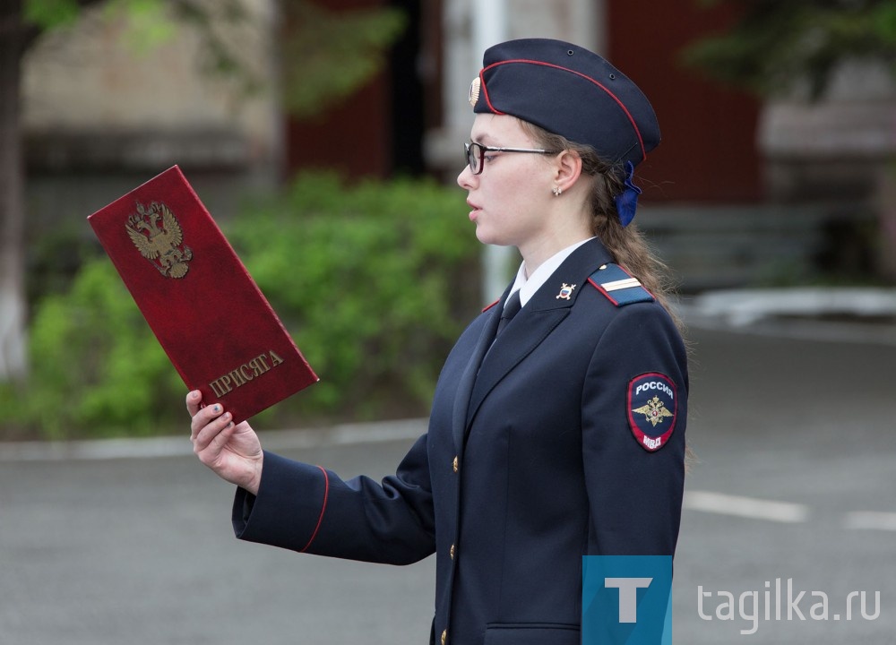 Молодые полицейские приняли присягу