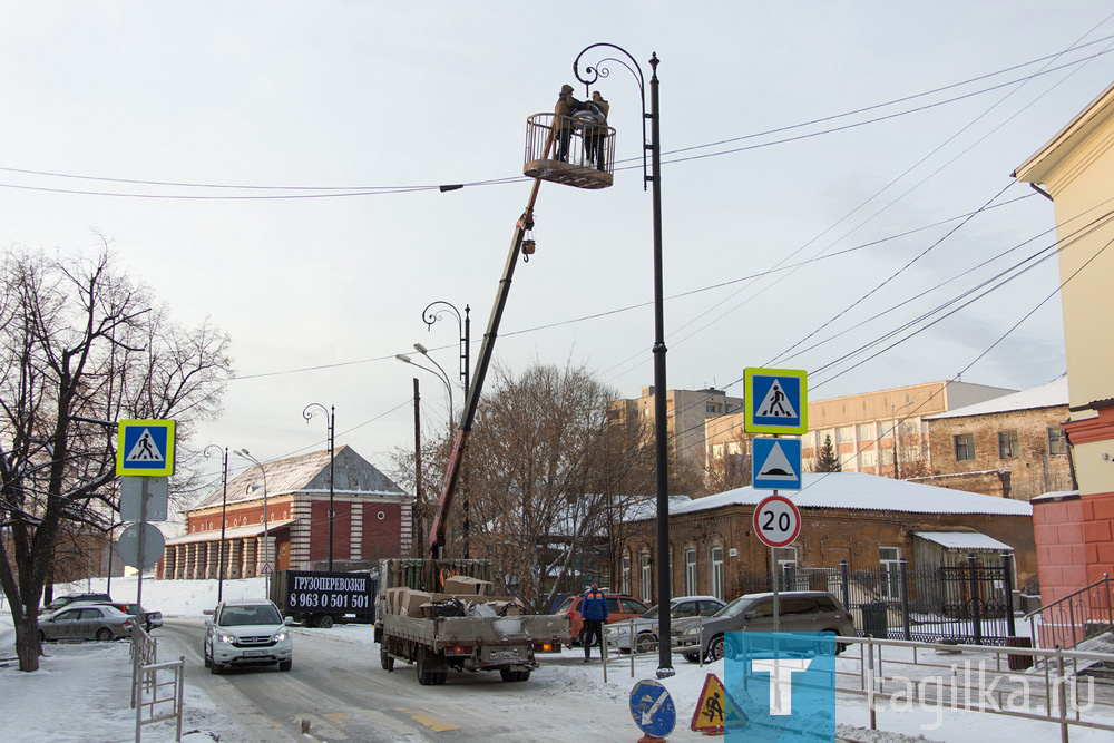 На улице Огаркова в Нижнем Тагиле в рамках проекта «Светлый город» устанавливают декоративные светильники