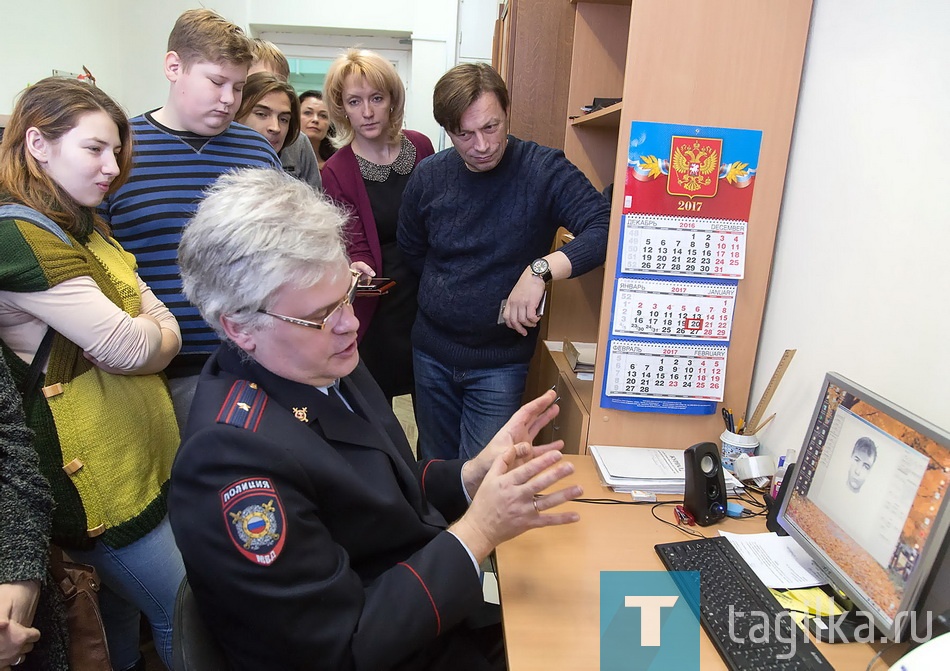Майор Илья Гусаров

В следующем кабинете молодежь ждал старший эксперт майор Илья Гусаров. Недолго думая решили составить портрет худрука драматического театра Игоря Булыгина.