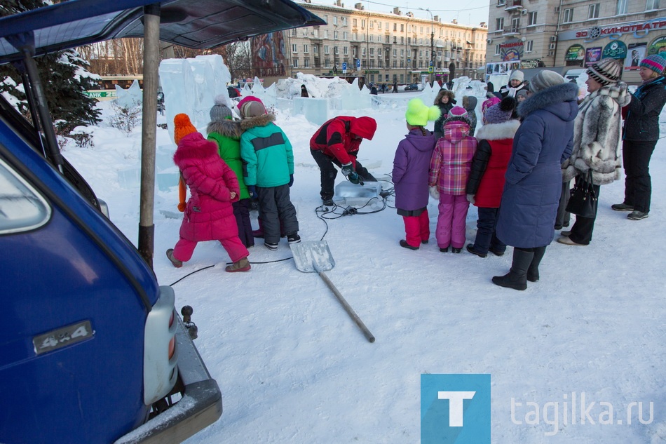 Подготовка Театральной площади к Новому 2017 году.