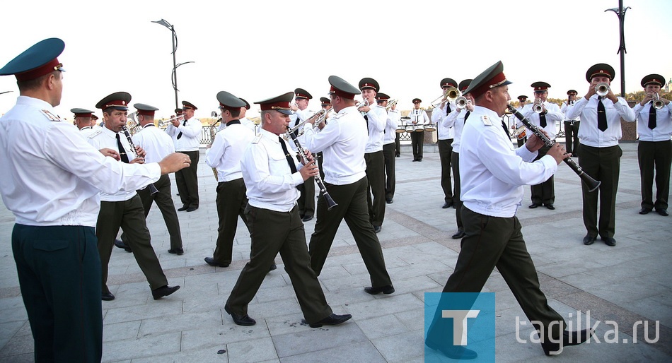 Военный духовой оркестр штаба Восточного регионального командования внутренних войск МВД России (г. Хабаровск)

Настоящий фурор произвел
военный оркестр штаба Вос-
точного регионального коман-
дования внутренних войск МВД
России. Не зря Александр Пав-
лов назвал его своим главным
конкурентом. 

Татьяна ШАРЫГИНА.
ФОТО СЕРГЕЯ КАЗАНЦЕВА.