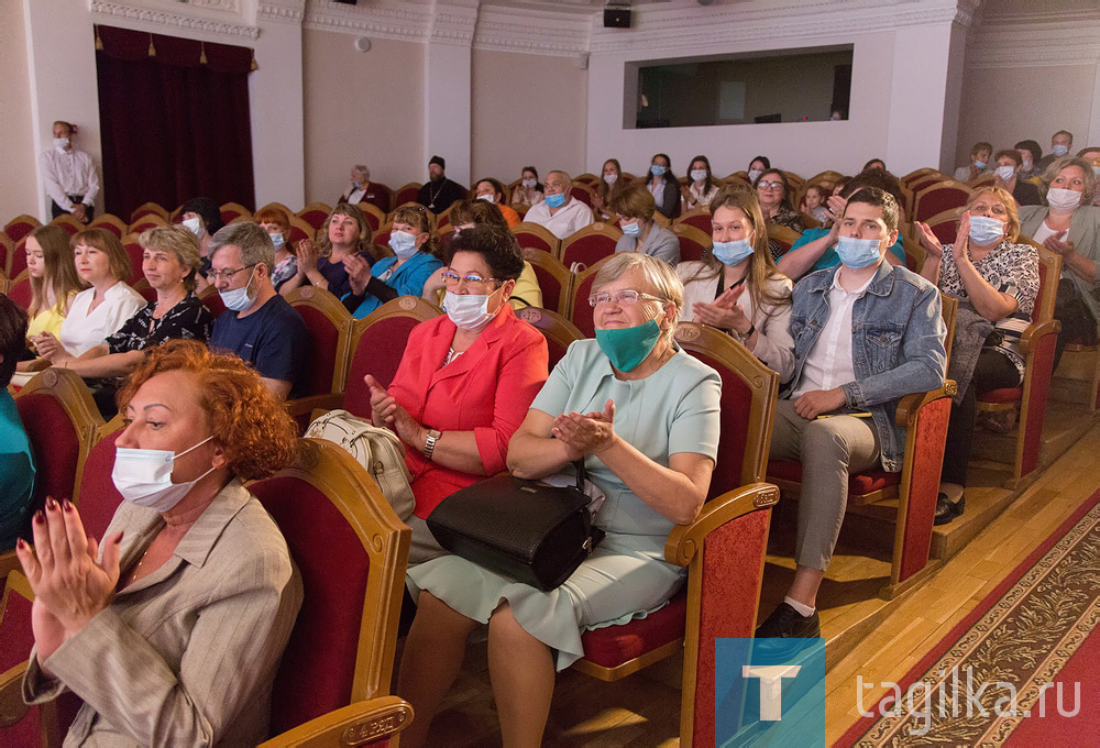 Вячеслав Горячкин поздравил сотрудников Демидовской городской больницы