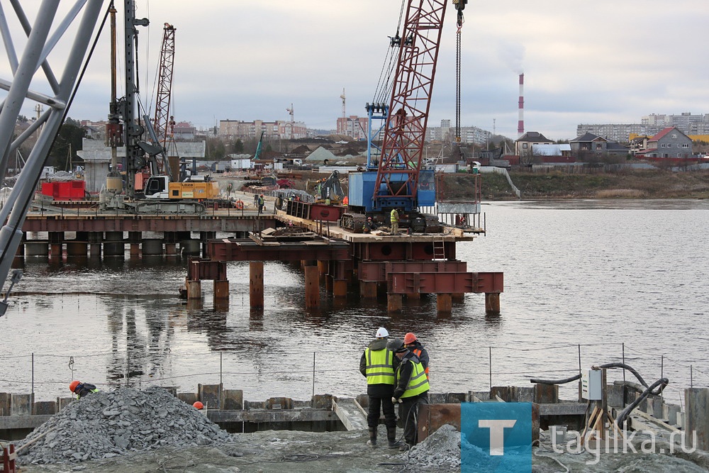 Строительство моста через Тагильский пруд по-прежнему идет в круглосуточном режиме