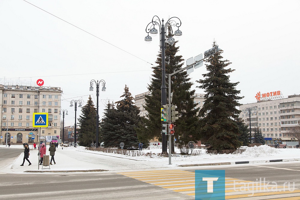 На Театральной площади началось строительство новогоднего городка. Завозят ледяные блоки толщиной 22 сантиметра, всего потребуется около полутора тысяч кубометров льда.

В течение этой недели подрядчики создадут фундаменты фигур, а с 10 декабря специалисты МБУ «Сигнал-3» приступят к монтажу елки.