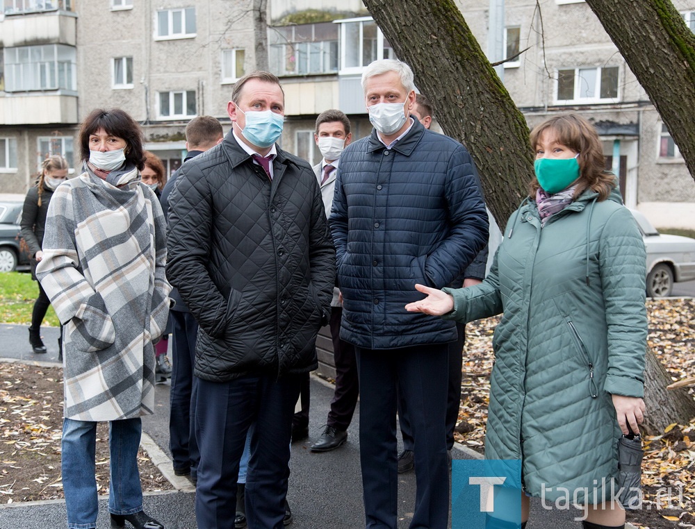 «Я приехал порадоваться вместе с вами и посмотреть, какую оценку маленькие и взрослые тагильчане дадут проделанной работе», - сказал Владислав Пинаев. Напомним, что площадка, объединяющая девять многоквартирных домов, вошла в перечень объектов нацпроекта «Жилье и городская среда». На ее ремонт из федерального и областного бюджетов было направлено более 37 млн рублей, еще порядка 4,5 млн составило софинансирование со стороны жильцов.