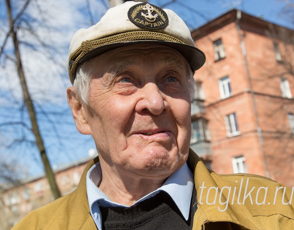 Ветераны вышли на субботник!

Анатолий Комаров.

- Девочки, здесь закончили,
идем, покажу другую площадку,
- командует «бабьим батальо-
ном» Анатолий Комаров, пред-
седатель совета ветеранов Ле-
нинского района. Женщины, ко-
торым лишь за 70, для 86-лет-
него бригадира действительно
«девочки».
- Как во время войны в тылу,
все женскими руками, - замеча-
ет он. - Это не первый суббот-
ник, 22 апреля мы приводили в
порядок аллею детей войны. Я
сам дитя войны, отец погиб в
Карелии. 
По поводу своего возраста и
капитанской фуражки Анатолий
Кузьмич высказался так:
- В душе сегодня - как будто
те же 15, что весной сорок пя-
того… А вот на флоте не служил,
был артиллеристом, и так полу-
чилось, что за длинную жизнь на
море не бывал. 

Ирина ПЕТРОВА.
Фото Сергея КАЗАНЦЕВА