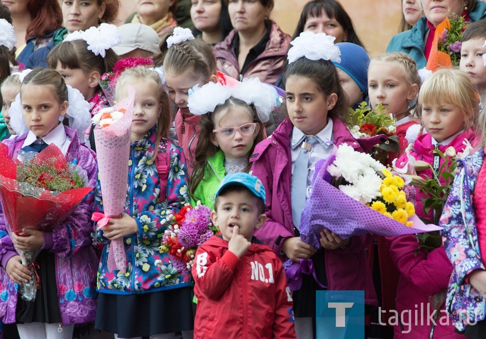 В школе № 65 прошла праздничная линейка