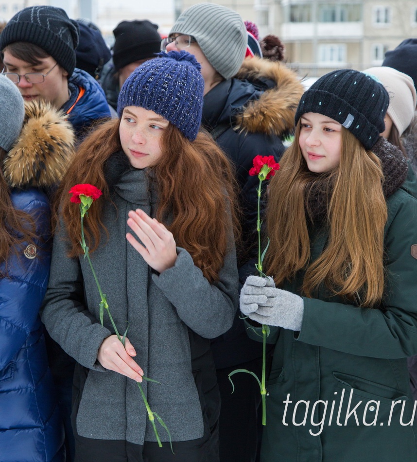 Открытие мемориальной доски  в политехнической гимназии.

- Мне было четыре с половиной года, когда папа ушел на фронт, - поделилась воспоминаниями  дочь Бердникова Нэлли  Устинова, приехавшая на церемонию открытия памятного знака с сестрой Светланой и сыном Дмитрием. – До сих пор помню отца в военной форме, вижу его лицо, чувствую руки, которые меня держали. Но, конечно, тогда я не понимала, что происходит. Папа присылал с фронта фотографии, на обратной стороне которых писал о том, как он нас любит. Видимо, любовь к семье хранила его – не получил ни одного ранения. Спасибо всем, кто прикоснулся к истории аэроклуба, долгие годы мы мечтали об этом. Низкий поклон тем, кто установил мемориальную доску!
