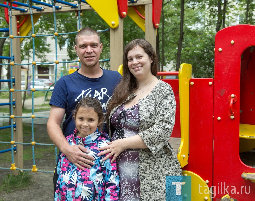 Семья Праховых.


И действительно, по итогам нашей небольшой прогулки возникло ощущение, что улица Папанина словно разделяет ухоженную цивилизацию в виде окрестных дворов и заросший, местами запущенный дикий берег.
Но все может измениться после итогов общественного обсуждения по вопросам благоустройства. Принять участие в нем можно в официальных группах администрации города в социальных сетях и на официальном сайте в разделе «Комфортная городская среда». Ремонтные работы ведутся в рамках нацпроекта «Жилье и городская среда».

Алексей ЧЕРНОМЫРДИН.
ФОТО СЕРГЕЯ КАЗАНЦЕВА.