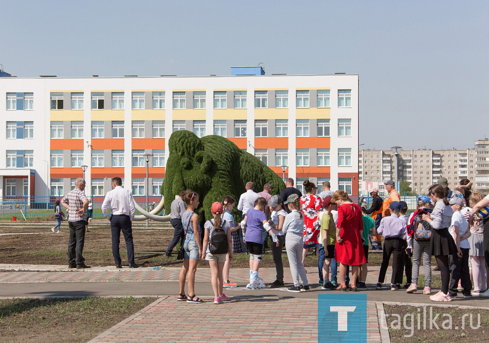 Глава города Владислав Пинаев и министр энергетики и жилищно-коммунального хозяйства Свердловской области Николай Смирнов приняли участие в закладке кленовой аллеи в экопарке «Муринские пруды». Акция стала завершающим мероприятием весны в программе озеленения новой общественной территории, построенной в 2020 году в рамках национального проекта «Жилье и городская среда», сообщает пресс-служба администрации города.