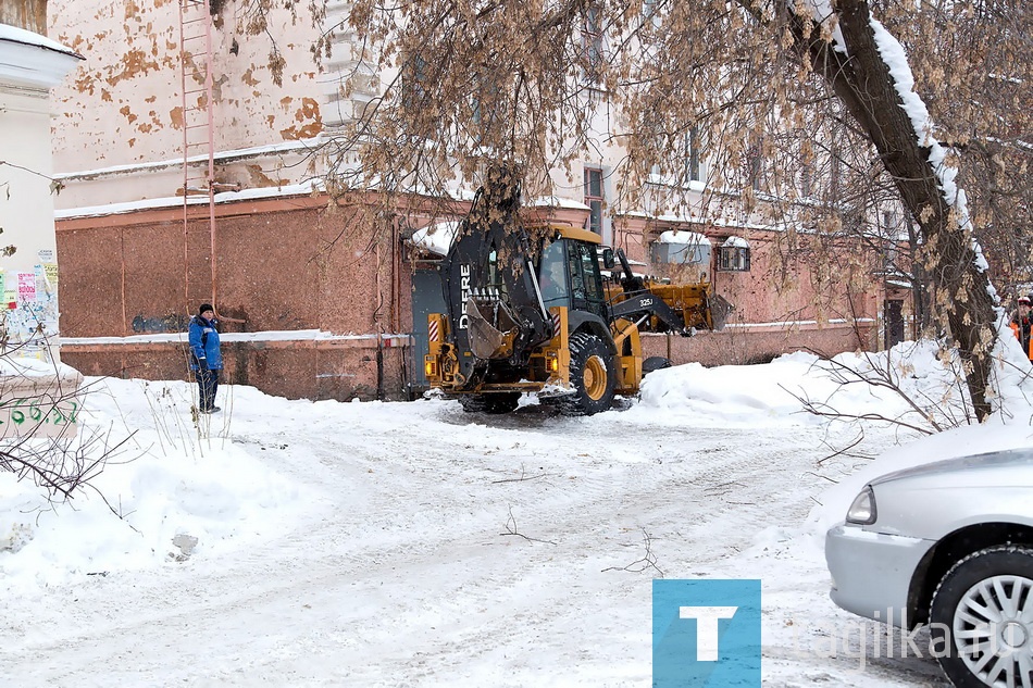 Уборка снега около дома №83 на Карла Маркса.