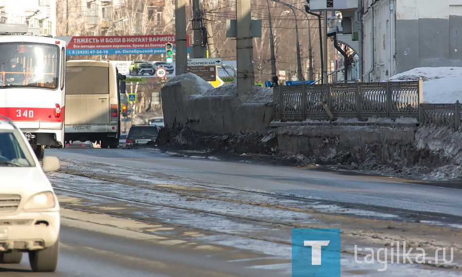 Начальник управления городским хозяйством администрации города Владимир Юрченко сообщил, что строители пробьют 50 буро-набивных свай и возведут новую монолитную стену (сейчас она блочная), а также установят ограждение.