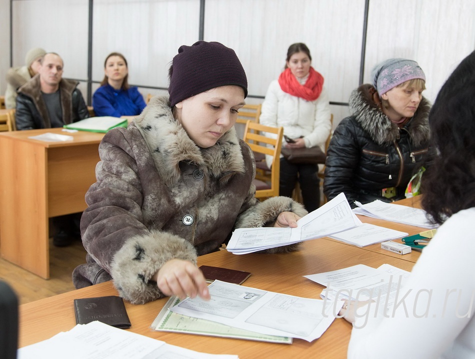 Семьи получили свидетельства на улучшение жилищных условий.

Программа действует в рамках реализации Указа Президента Российской Федерации «О мерах по обеспечению граждан Российской Федерации доступным и комфортным жильем». Социальная выплата выдается многодетным семьям для строительства и реконструкции домов или приобретения жилья на первичном рынке. Государственная программа «Реализация основных направлений государственной политики в строительном комплексе Свердловской области до 2020 года» вступила в силу с 1 января 2014 года.