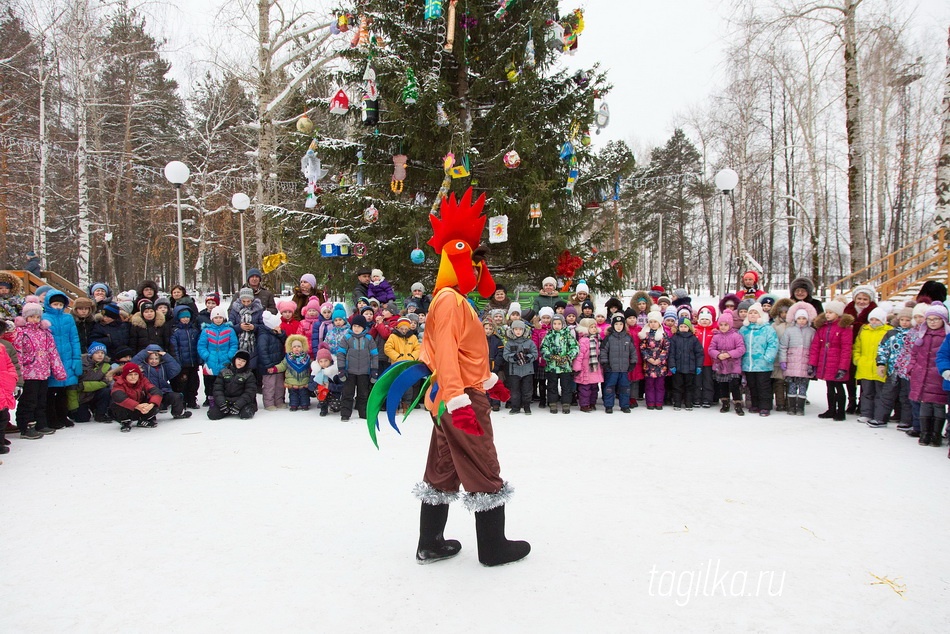 Сегодня у ДК Салют открылся снежный городок 