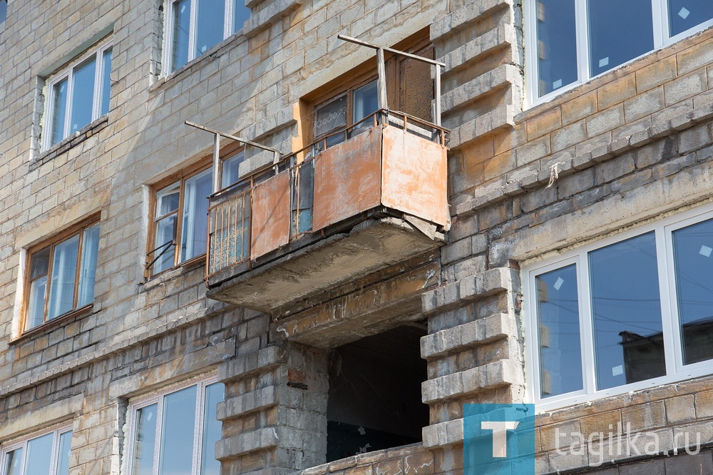 Дело сдвинулось с мертвой точки, когда по поручению главы города Владислава Пинаева было решено провести здесь не только ремонт общего имущества, но и обновить муниципальный жилой фонд. «Этот дом очень долго оставался одним из самых проблемных на территории Технического поселка. Поступало много обращений с просьбой помочь в его ремонте как от жителей пятиэтажки, так и других домов, расположенных рядом с ней, - подчеркнул мэр. – Благодаря нашему конструктивному взаимодействию с областным правительством удалось включить это здание в график по капитальному ремонту общего имущества в многоквартирных домах Свердловской области на 2020 год, а также получить субсидию на восстановление жилых помещений. Ждать, когда один из самых проблемных домов Технического поселка станет образцовым, осталось недолго».