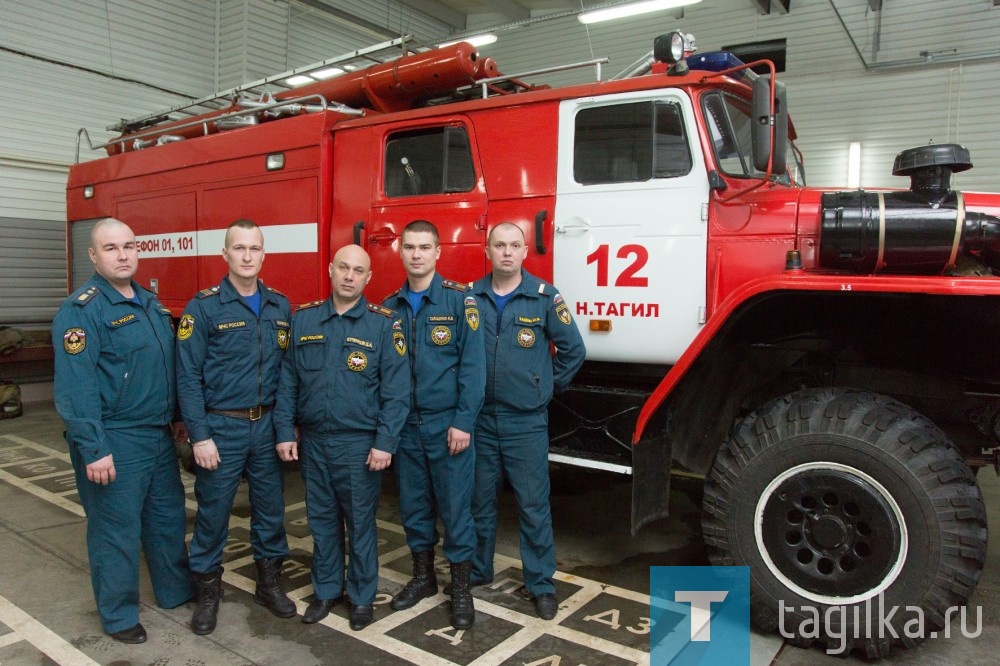 Жители наиболее пострадавшего второго подъезда просили узнать и назвать имена сотрудников МЧС, которые занимались их спасением. На пожаре было не до знакомства, да и пожарные все в масках. Во вторник мы провели такую «идентификацию», побывав в 12-й пожарной части на улице Пожарной, в районе Огнеупора. Оказалось, масками были скрыты симпатичные лица Юрия Кашина, Марка Талащенко, Дениса Кученкова, Андрея Хомякова и начальника караула Романа Перфильева (на фото справа налево). Именно они дежурили в канун Рождества и работали в доме на Кутузова, 5.