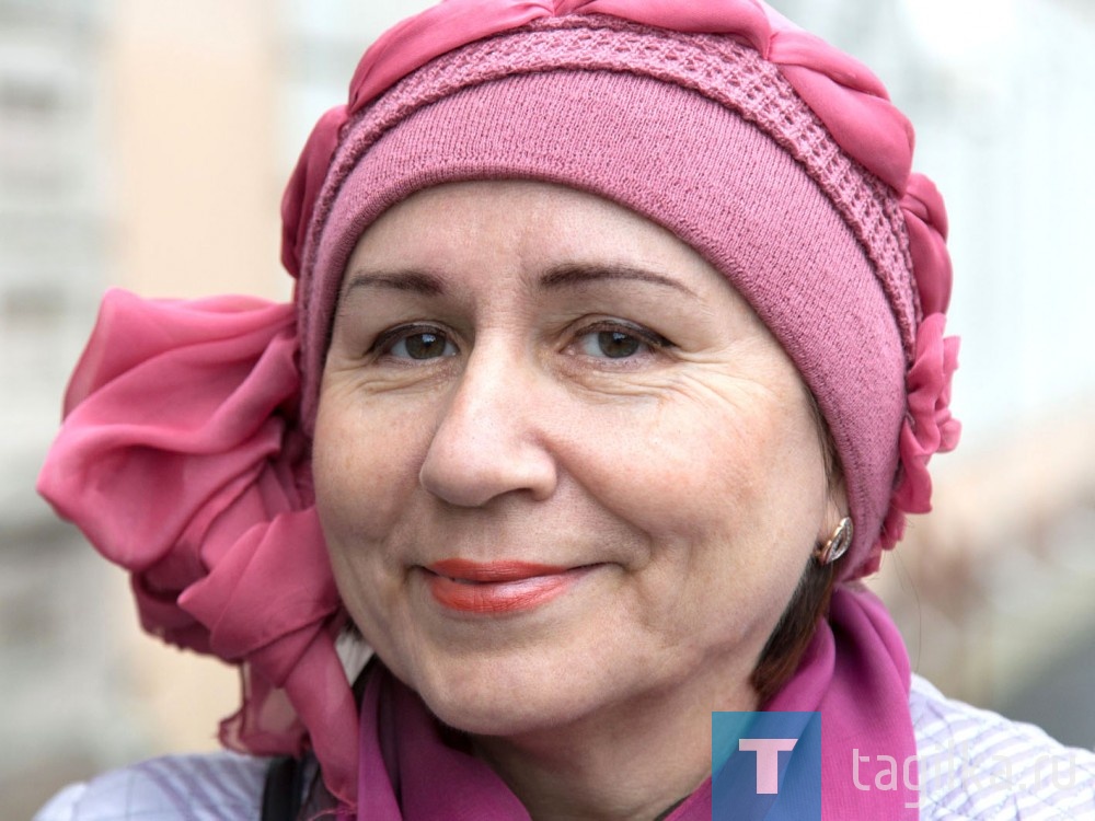 Лариса Петровна:

- Я занимаюсь рефлексотерапией. Налицо хорошие результаты в профессиональной деятельности. В минувшую субботу мы
презентовали один очень эффективный аппарат. У меня три внучки – погодки. Одной из них - Милане скоро исполнится три года.
У внучек должна быть современная бабушка, поэтому стараюсь
выглядеть привлекательно. Слежу за модными новинками, тенденциями.