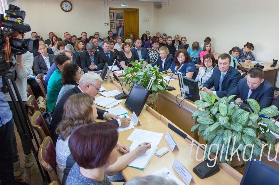 Присутствовали представители нескольких региональных
министерств, в том числе минприродных ресурсов и эко-
логии, строительства и развития инфраструктуры. 