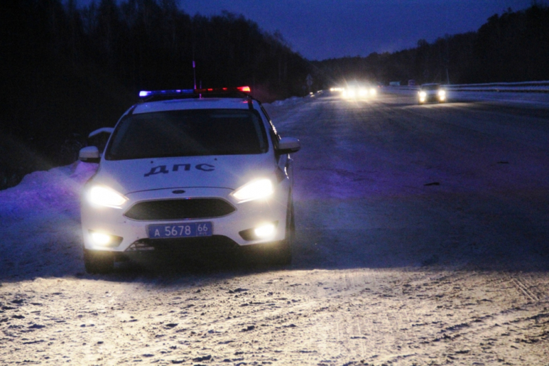 В Свердловской области сотрудники ГИБДД помогли замерзающим пассажирам автобуса