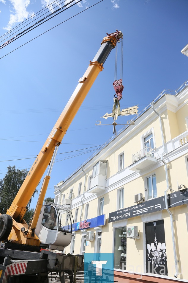 Установка флюгера на башню дома 34 по ул Фрунзе.