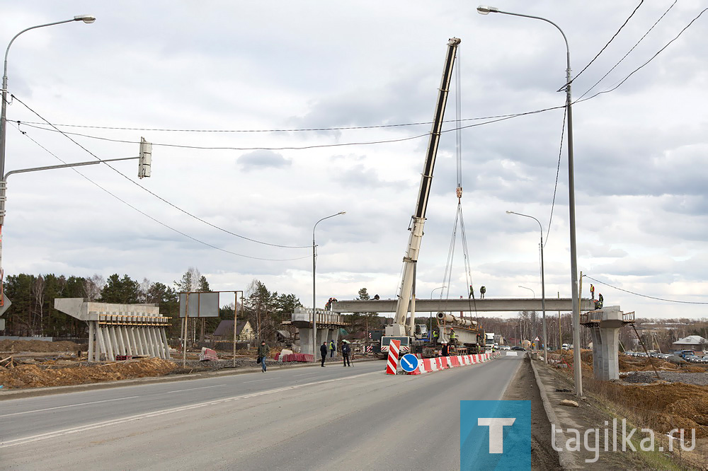 Полным ходом идут работы по возведению автодорожного путепровода над Свердловским шоссе