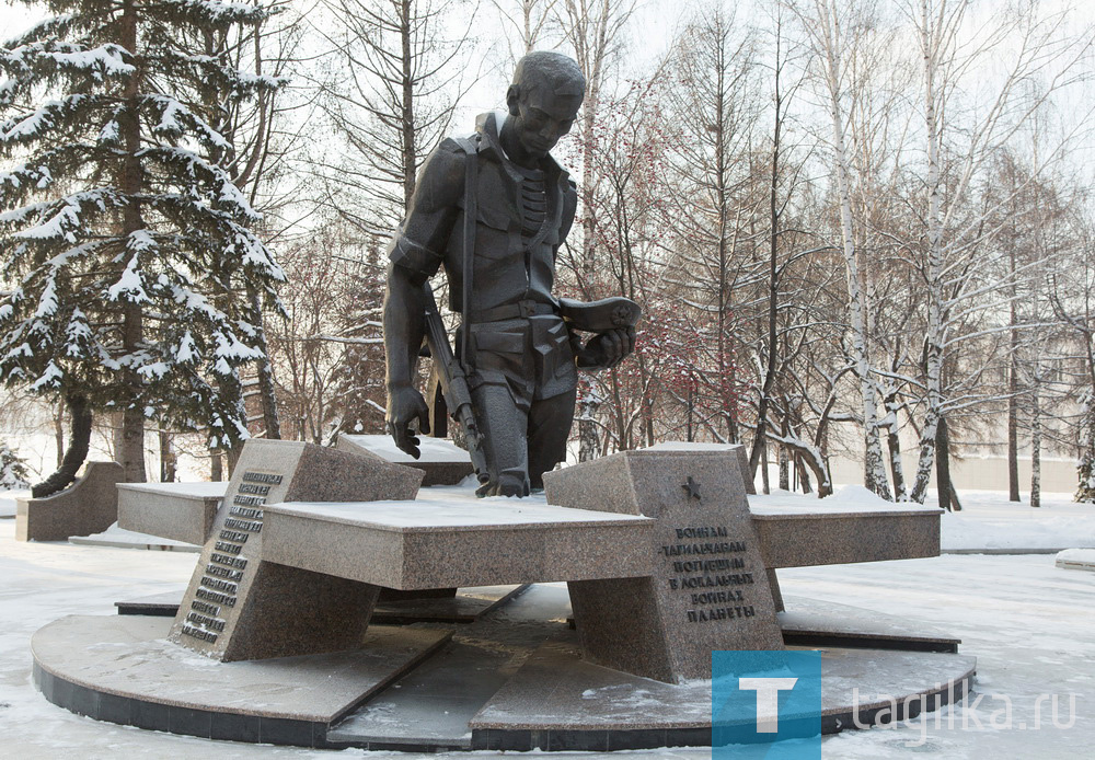 У памятника воинам-тагильчанам, погибшим в локальных войнах планеты, традиционно собрались ветераны Афганистана, участники военно-патриотических клубов, неравнодушные жители.

На митинге также присутствовал заместитель главы администрации города по социальной политике Валерий Суров.

- Сегодня день памяти ребят, которые прошли службу по охране правопорядка по просьбе Демократической республики Афганистан. На памятнике отражена 21 фамилия ребят, которые погибли при исполнении воинского долга. Этот день необходим для того, чтобы сказать в первую очередь сказать слова благодарности мамам, которые воспитали настоящих героев. Не щадя своей жизни, они выполняли воинский долг. Не важно, на какой территории, потому что страна приказала – солдат сделал, - отметил замглавы.