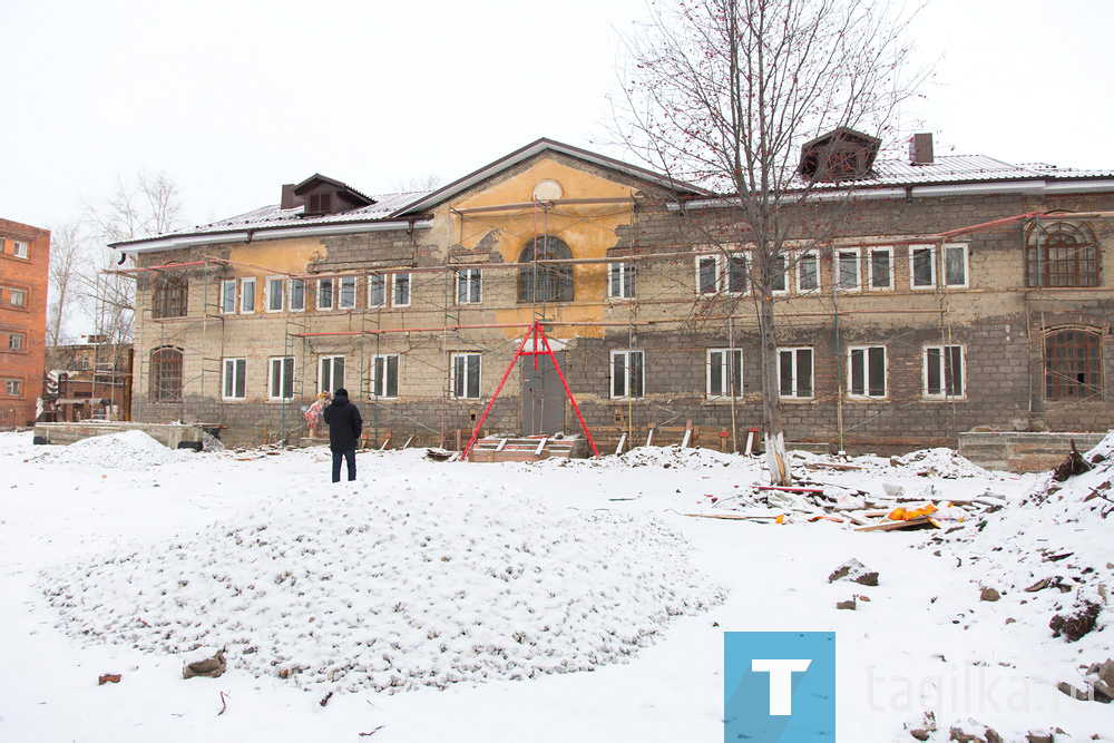 Сегодня заместитель главы администрации города по социальной политике Валерий Суров побывал на строительной площадке детского сада № 10, где проводится капитальный ремонт ДОУ.

Здание 1953 года постройки будет полностью обновлено и в 2022 году снова примет маленьких воспитанников, сообщает пресс-служба администрации города.

Специалисты подрядной организации произвели внутри демонтажные работы, полностью обновили кровлю, провели мероприятия по утеплению чердачного пространства.

Кроме того, убраны старые верандные площадки. Вместо них строители возведут новые удобные террасы с поручнями для прогулок детей и проведения закаливающих процедур.

Директор МАДОУ детский сад «Солнышко» Елена Юрченко подчеркнула, что после открытия учреждения в нем будет работать четыре ясельные группы.

«Возможно, мы будем принимать детей и до года, например с десяти месяцев. Для этого здесь планируется создать все условия», - рассказала Елена Юрченко.

По проекту в здании появятся отдельные спальные и игровые комнаты, современный медицинский кабинет, свой пищеблок, а также зал для занятий спортом и музыкой.

Обновленный детский сад для детей раннего возраста будет оснащен всем необходимым инвентарем и развивающим оборудованием.

Говоря о важности проекта Валерий Суров отметил, что муниципалитет проводит планомерную работу по приведению в порядок детских садов.

«Капитальный ремонт детского сада необходим. Он находится в районе старой жилой застройки, и здесь нет свободных земельных участков, чтобы построить новое дошкольное образовательное учреждение, - сказал он. – Ремонт этих яслей очень актуален, потому что после ввода в эксплуатацию мы получим 60 мест для размещения малышей от года до трех лет».

Напомним, что в 2022 году в планах городской администрации капитально отремонтировать детский сад № 20, расположенный на улице Карла Маркса.
