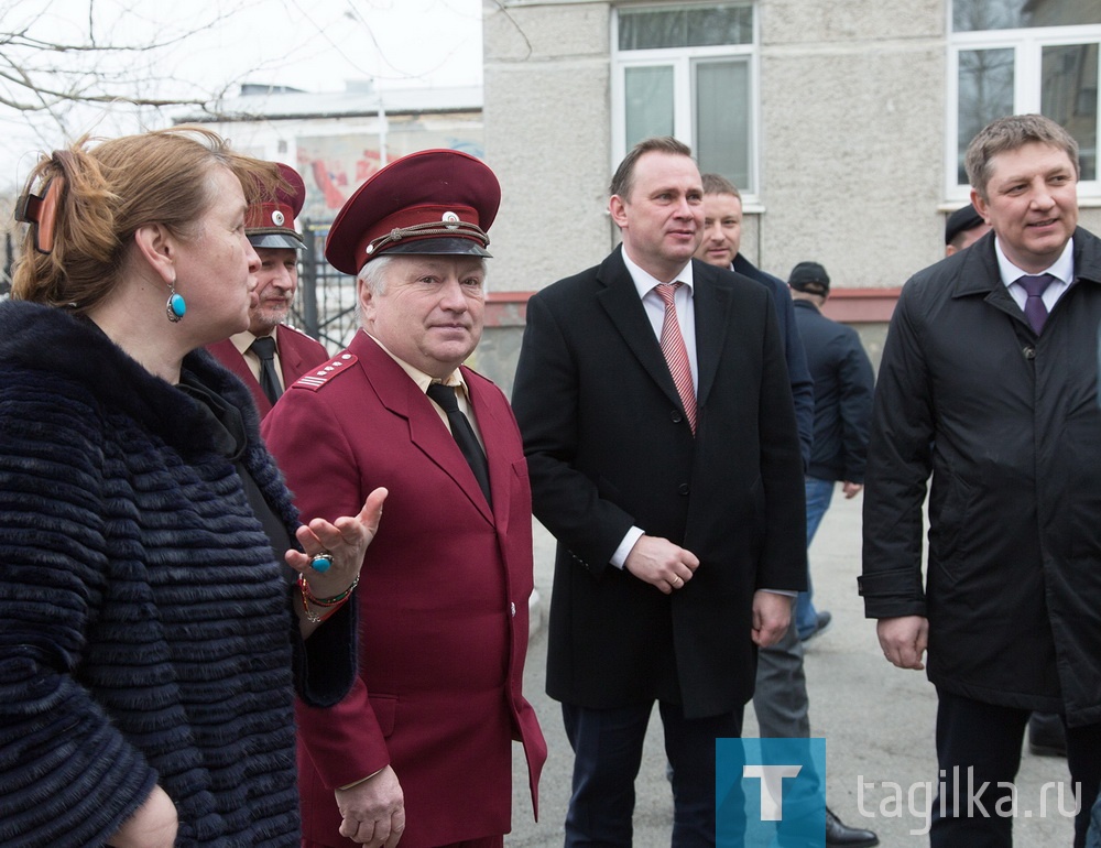 На сегодняшний день такой высокотехнологичный комплекс - единственный не только в Нижнем Тагиле, но и в Горнозаводском округе. Теперь Нижнетагильский Центр сможет проводить тесты, значительно сократив время получения результатов.

Важно, что современное оборудование, в состав которого входит 8 единиц медицинской техники, поступает в Нижнетагильский филиал Центра гигиены и эпидемиологии. Именно территориальные подразделения этого ведомства участвуют в проведении мероприятий по профилактике новой коронавирусной инфекции.