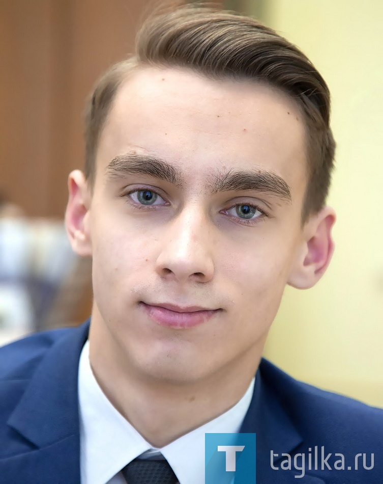 Дмитрий Арды.

Дмитрий Арды, несмотря на свои 17 лет, имеет опыт президентской гонки, а среди его знакомых есть политики и предприниматели. Студент горно-металлургического колледжа предложил запустить в Нижнем Тагиле производство бумажных пакетов и заменить полиэтилен крафтом.
- Проект предполагает замену полиэтилена на вторично переработанную бумагу. Это улучшает экологическую обстановку в городе, где есть такое производство, и, в то же время, это большая прибыль для предприятия. Конечно, производить полиэтиленовые пакеты менее затратно, чем бумажные. Но ведь и доширак покупать дешевле, чем овощи, - резонно замечает Дмитрий.
Он уже подсчитал, что производство экопакетов не особо затратно, издержки возмещаются примерно за пять лет. Тонна крафтовой бумаги обойдется от 28 до 35 тысяч. Одно плохо – китайское оборудование стоит несколько миллионов рублей, сетует Дмитрий. Питерские и московские поставщики готовы продать начинающему бизнесмену станок для штампования бумажных пакетов за 15 миллионов. Студент ищет способы выйти напрямую на производителя из Китая, чтобы удешевить проект. 

Ольга ДУМЧЕНКОВА.
ФОТО СЕРГЕЯ КАЗАНЦЕВА.