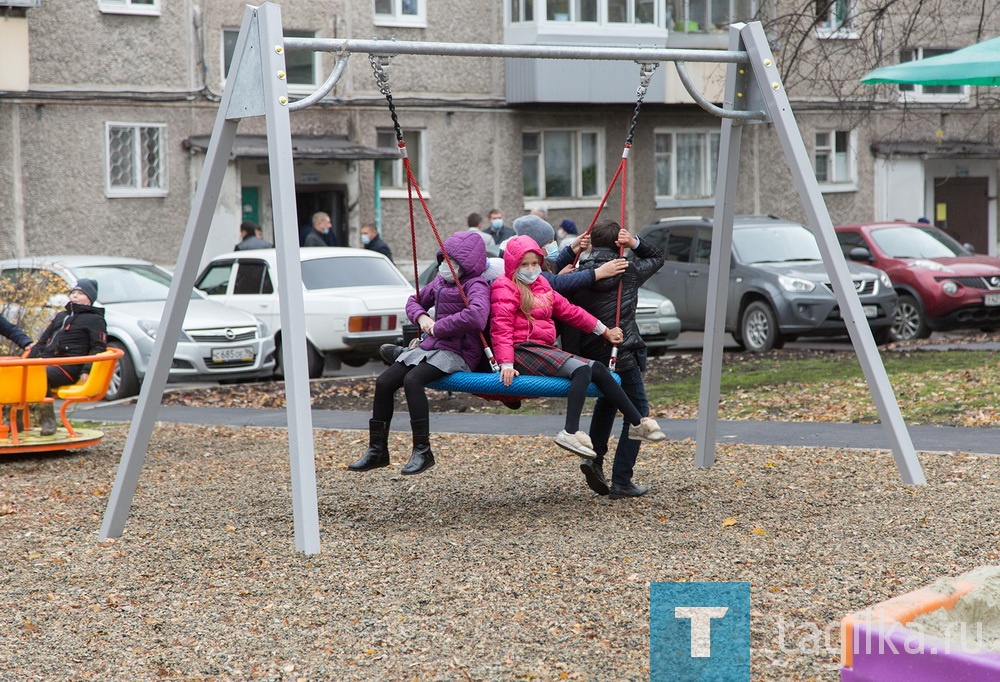 Праздник во дворе на улицах Ермака и Лебяжинской