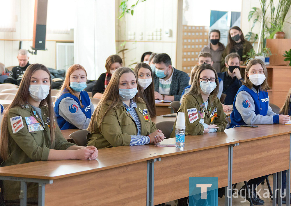 «Диалог на равных». Глава города Владислав Пинаев встретился со студентами НТГСПИ