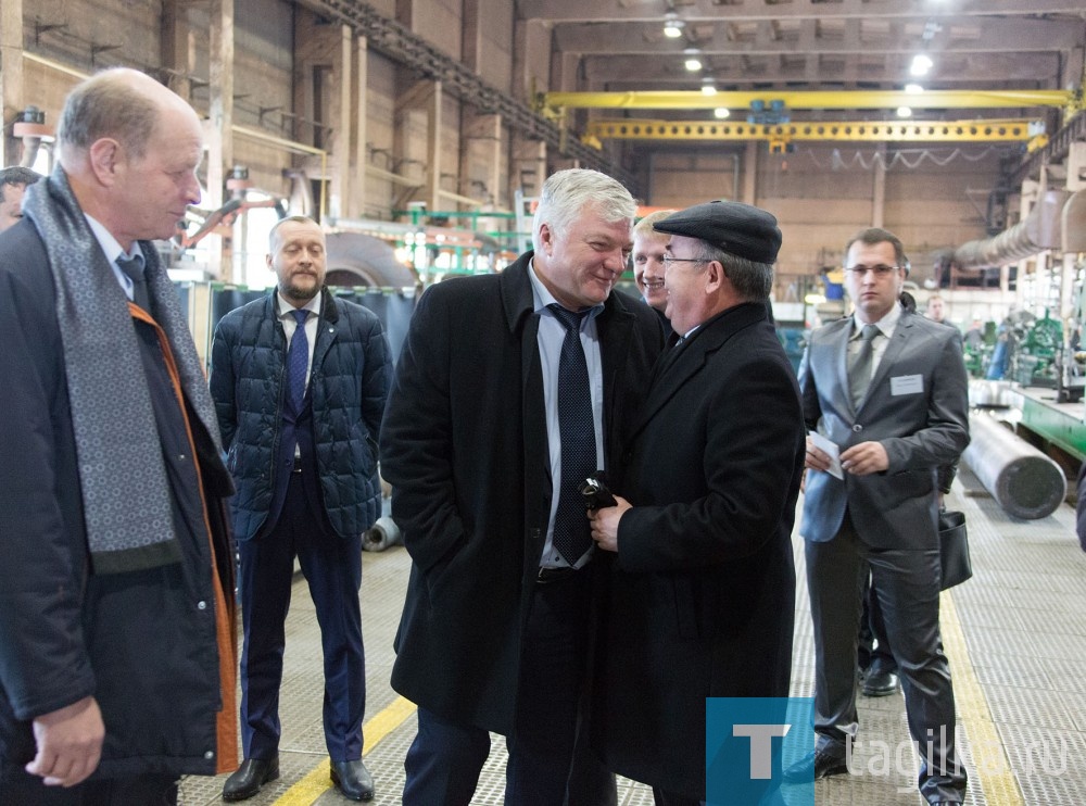 - Мы пригласили заместителя полпреда президента в УрФО, который курирует экономические вопросы, чтобы познакомить его с ситуацией на малых и средних промышленных предприятиях Нижнего Тагила: с их проблемами, с их продукцией, - пояснил «ТР» президент Торгово-промышленной палаты Нижнего Тагила Борис Соколов.
– Это необходимо, чтобы рассмотреть главный вопрос – субконтрактацию, то есть партнерство крупного, среднего и малого бизнеса. 