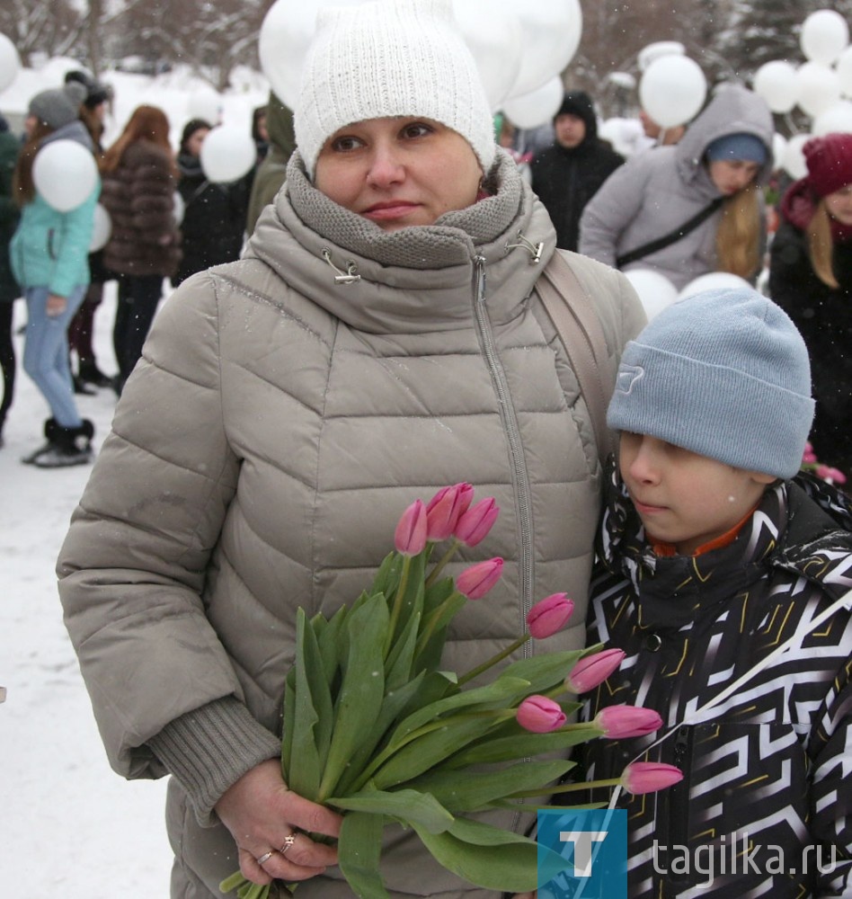 Татьяна Демина рассказала, что узнала про акцию из соцсетей. Сразу стала собирать сына, чтобы приехать в Театральный сквер.

- У меня подрастают двое детей. Даже мысль о том, что они могли бы оказаться в такой беде, как малыши в Кемерово, приводит в оцепенение, - признается Татьяна. - Поэтому я здесь вместе с сыном. Это все, что мы можем сделать. Погибших не вернуть. Нужно поддерживать друг друга, - говорит Татьяна Демина.