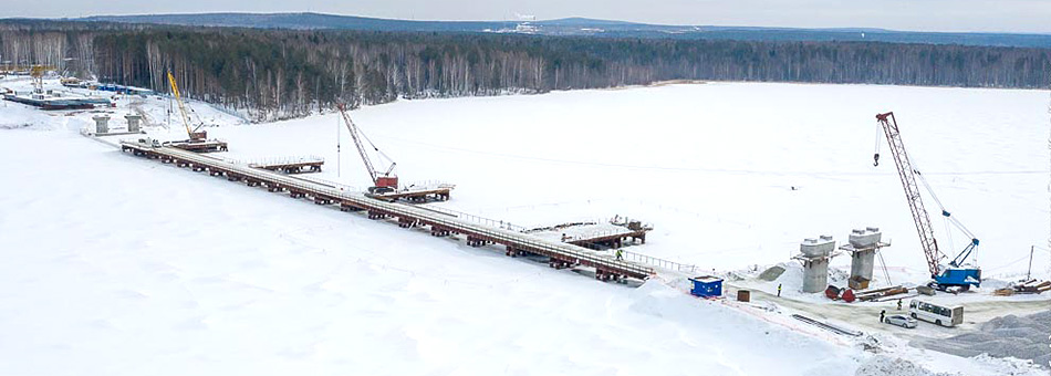 Свыше 800 тонн металлоконструкций двинулись по стапелю на опоры моста