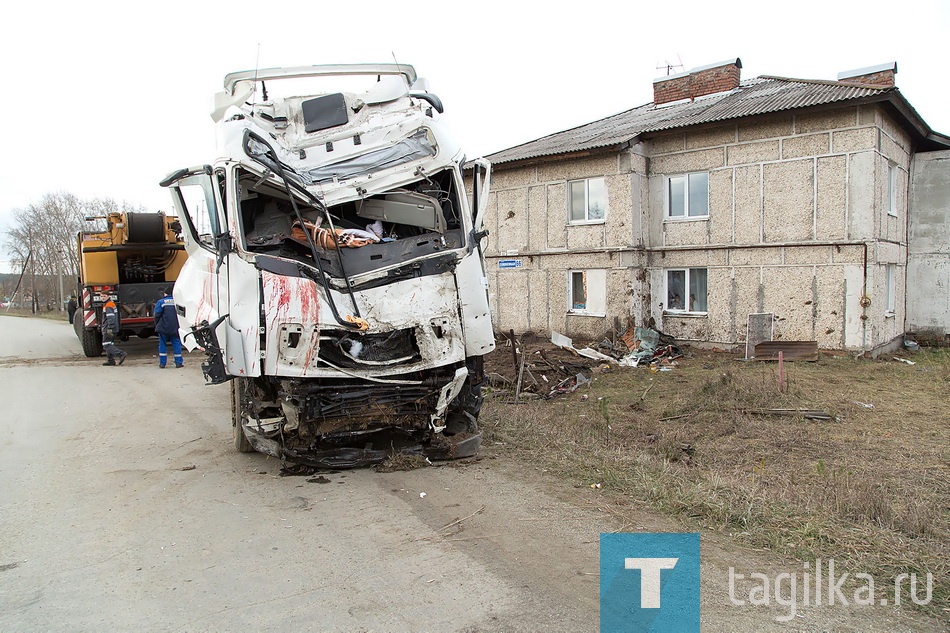 Тягач въехал в жилой дом.

Погибших ребят хорошо знали в местной школе, двое учились в параллельных девятых классах, еще двое - восьмиклассники. По словам директора образовательного учреждения Дениса Артюгина, погибшие – самые обыкновенные мальчишки, очень активные, занимались спортом, помогали родителям. Росли в благополучных семьях, причем двое подростков из многодетных семей. Одноклассники ребят очень переживают случившееся, дети подавлены. 

