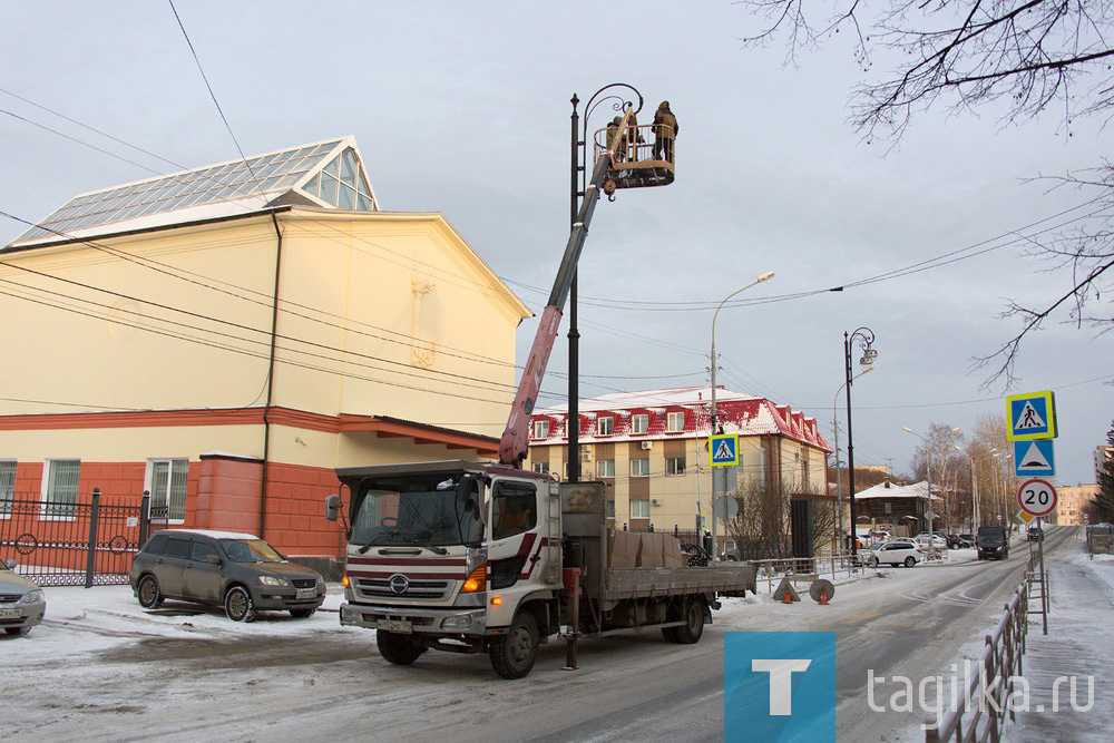 На улице Огаркова в Нижнем Тагиле в рамках проекта «Светлый город» устанавливают декоративные светильники