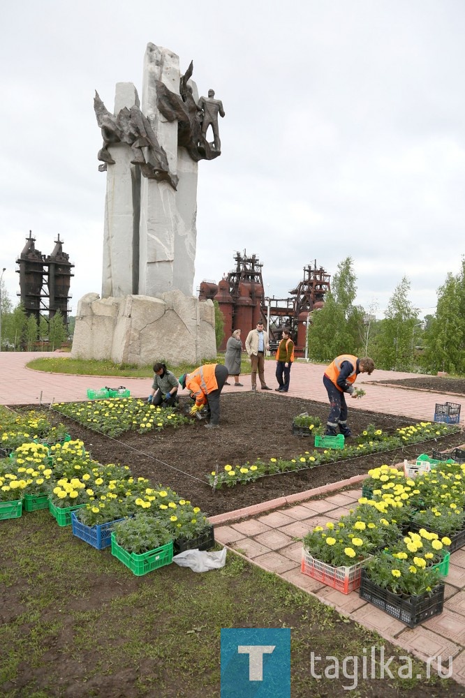 У памятника металлургам под Лисьей горой шесть человек активно высаживают цветы. 

- Нам надо посадить здесь, на этих клумбах, 4500 корней цветов, - рассказывает мастер участка ООО «СКБ-НТ» Ольга Ларионова. - В десять рук планируют закончить за несколько дней. 

Специально проверили, как идет процесс строительства транспортной инфраструктуры на Муринских прудах. Ранее ход работ проинспектировал временно исполняющий полномочия главы города, первый заместитель главы администрации города Владислав Пинаев. 

- На протяжении последних 20 дней те обещания, которые подрядчик давал еще Сергею Константиновичу Носову, не выполнялись. Сегодня включаемся в работу. Действительно необходимо вдоль Уральского проспекта выполнить благоустройство, довести работы, в том числе и построить велосипедную дорожку. 

Возможная причина остановки работ - отсутствие оборотных средств у подрядной организации. Поэтому не исключается вариант разрыва контракта с «Уралстроймонтажом». 

Пока подрядчик пообещал приступить к работам. Да, люди и техника вышли на объект. Пять человек заняты на обустройстве велосипедной дорожки вдоль проспекта. На вопрос, когда закончите, рабочие отвечают: все будет зависеть от погоды и материалов. 

Ниже по Уральскому экскаватор разравнивает землю на будущих зеленых зонах. 

- Лишнее убираем, потом будем засыпать плодородным слоем, торфом, – говорит машинист экскаватора Андрей Симонов. – Надо сделать до улицы Муринской. За день не успею. Завтра закончу. 

Также на перекрестке Уральского проспекта и Удовенко восстанавливаются пешеходные зоны после перекопов. Но хотелось бы большей активности со стороны подрядчика – компании «Уралстроймонтаж»