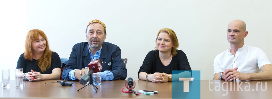 Николай Коляда. "Женитьба". Teatr Slaski (Польша)

Николай Коляда и польские гости, слева - Агнешка Любомира Пиотровска.