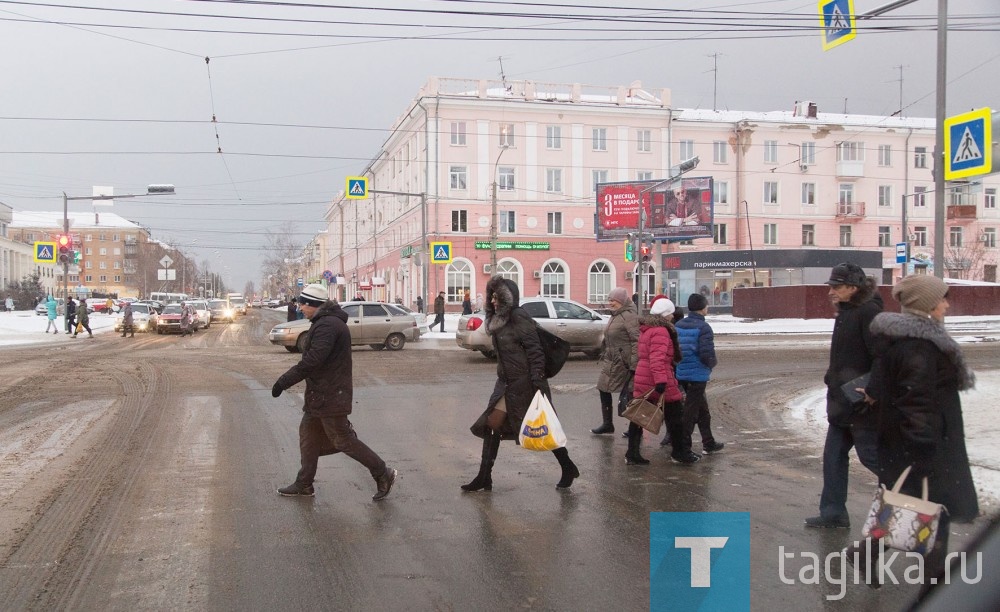 Почти 150 сотрудников ГИБДД и полиции дежурят сегодня на пешеходных переходах Нижнего Тагила