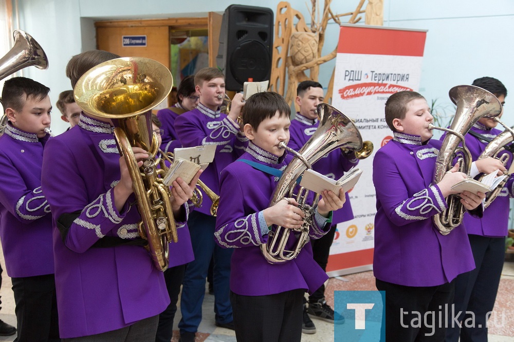 Сегодня, 15 февраля, в городском дворце детского и юношеского творчества состоялся праздник «Здравствуйте, дети!». Посвящен он был 100-летию системы дополнительного образования в России и собрал несколько сотен тагильских педагогов и их воспитанников.

Начались торжества с парада 64 отрядов российского движения школьников, музыкального флешмоба «Мы с тобою из Тагила» и вручения ребятам волонтерских книжек для участия в акции «Адрес заботы». Сводный хор юных тагильчан исполнил одну из самых популярных песен советской детворы «Орлята учатся летать» и на вопрос главы города Владислава Пинаева: «Какой город самый лучший на земле?» дружно ответил: «Нижний Тагил!».

Приветствуя участников и гостей праздника, глава города признался, что после начала концертной программы его переполняют чувства от увиденного, ведь достижениями ребят невозможно не восхищаться. Он поблагодарил педагогов дополнительного образования за их труд и особо отметил вклад в общее дело ветеранов педагогического труда.

Дети поздравили Владислава Пинаева с прошедшим днем рождения и подарили ему самодельную игрушку. А сам глава города вручил благодарственные письма двум десяткам педагогов.

В этот день были вручены еще десятки наград различных уровней. А благодарственные письма управления образования администрации города педагоги получат чуть позже.

Людмила Погодина
Фото Сергея Казанцева