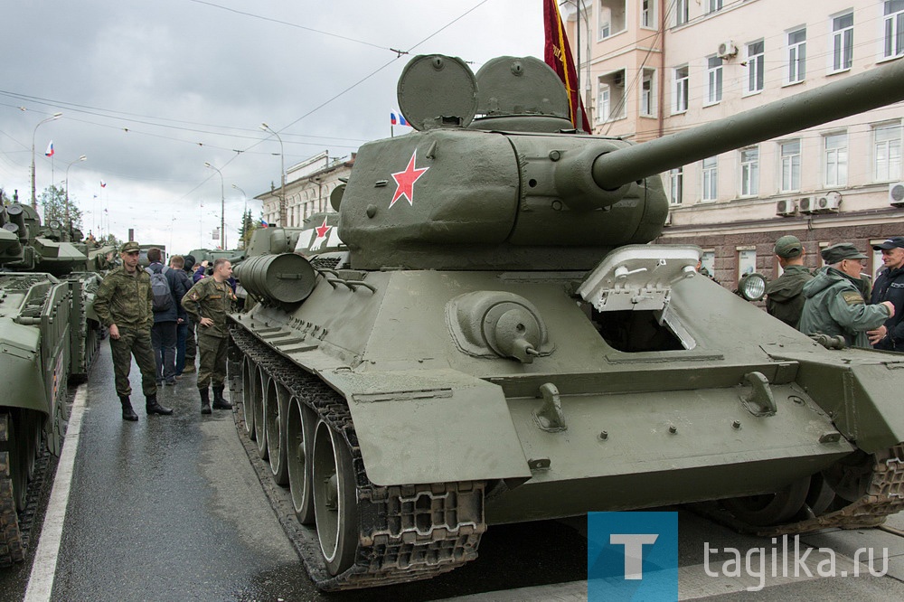 Все готово к началу прохождения военной техники по главной улице города
