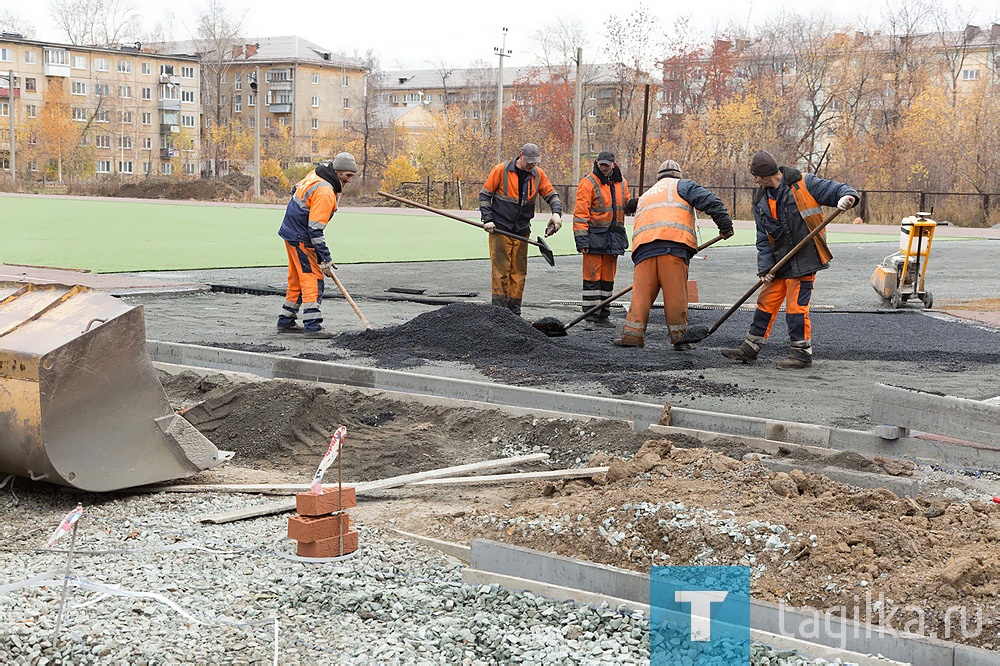 Раньше на этой территории было заросшее травой поле. На занятиях бегали по протоптанным дорожкам. Спортивной площадки не было. К дальней части поля никто даже не подходил - оно было заболоченным.

Теперь здесь появятся два футбольных поля – небольшое, с прорезиненным покрытием для мини-футбола, и более крупное с искусственным газоном. Вокруг большого поля также поставлена прорезиненная беговая дорожка. На маленьком – повесят баскетбольные щиты. Появятся спортивные снаряды: турники, брусья и т.д.