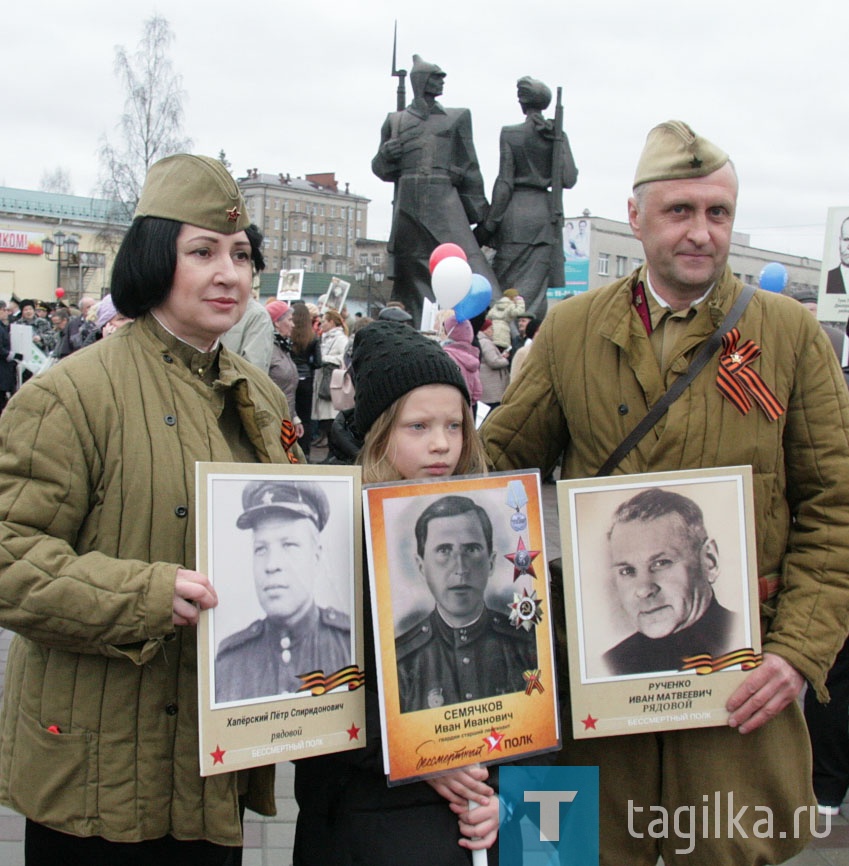 Участники «Бессмертного полка» готовятся к параду