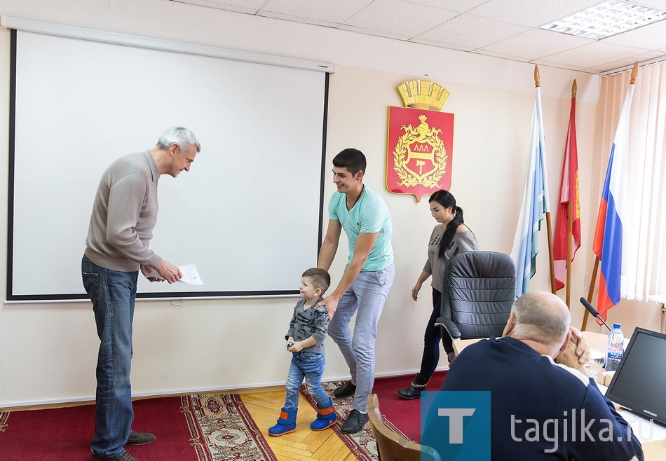 Молодым семьям вручили сертификаты на приобретение (строительство) жилья.

Семья Левановых