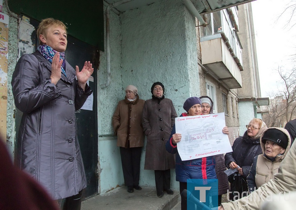 Светлана Калинина с коллегами осмотрела территорию, ознакомилась с проектом благоустройства, который собственники дома заказывали и оплатили для участия в программе софинансирования еще в 2014 году. Но средств на продолжение программы у региона и города не стало, а за собственный счет работы было не потянуть, к тому же на Вые началась чехарда с УК. 