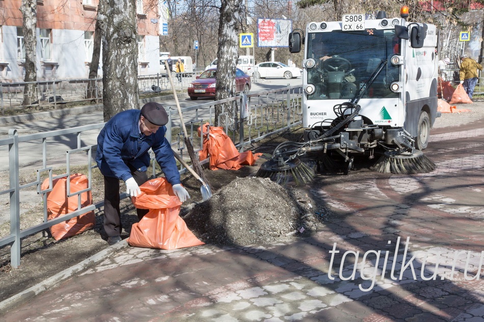 Ветераны вышли на субботник!

Стойкость председателя Пе-
тра Чашникова вызывает закон-
ную гордость у более молодых
общественниц:
- Наш руководитель перенес
операцию на сердце, но тру-
дится наравне со всеми, мешки
с мусором сгружает. А ведь на-
кануне праздника у совета каж-
дый день мероприятия, и не по
одному.
