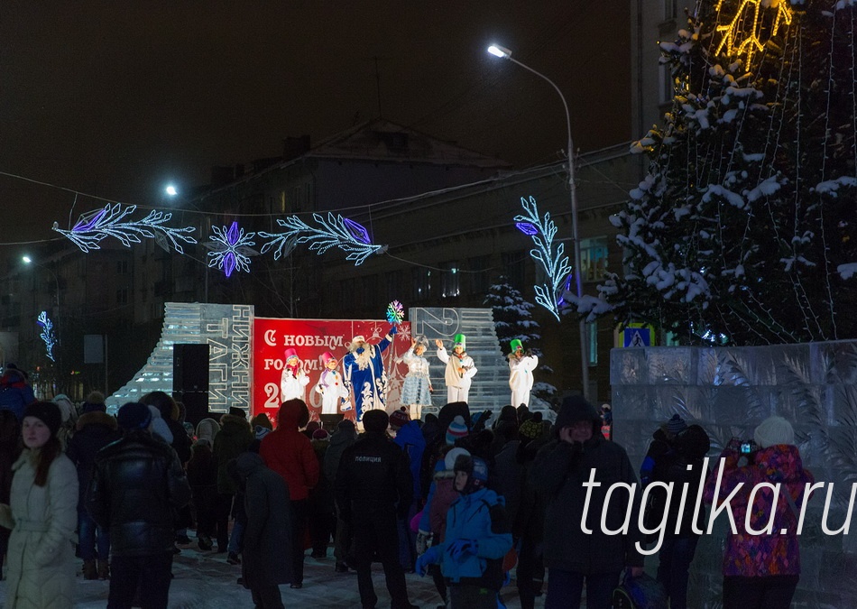 В выходные городок посе-
тили сотни тагильчан и гостей
Нижнего Тагила. Пожалуй, это
лучшая оценка мастерства стро-
ителей!
Татьяна ШАРЫГИНА.
ФОТО СЕРГЕЯ КАЗАНЦЕВА