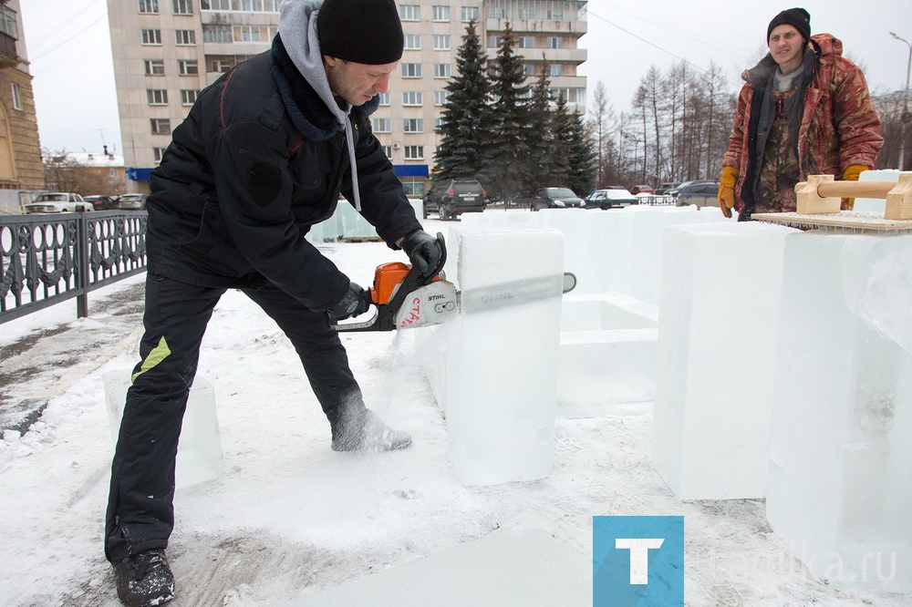 На Театральной площади приступили к строительству снежного городка